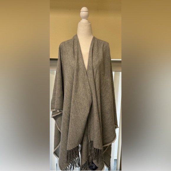 100% Wool Shaw - Picture 6 of 7